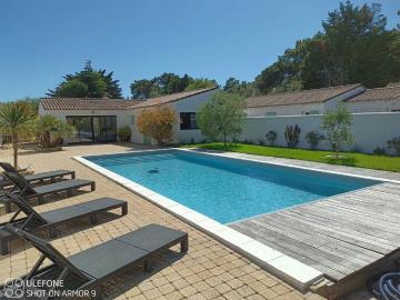 Charming villa in Le Bois Plage with private pool