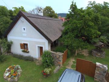 Thatch-roofed Peasant Style House in Lovely Private Setting - Nádtetős parasztház meghitt környezetben