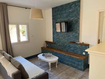 Maison de plein pied divisée en 2 appartements F3 independant, situé à Jacou, à 15km des plages, 5km de montpellier centre, attention le tarif proposé est pour un appartement si vous souhaitez louer les 2 réservez 2 hébergements