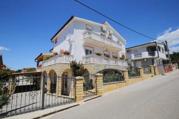 Apartments with a parking space Maslenica, Novigrad - 6572