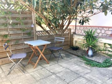 Dans une maison, appartement indépendant et jardin