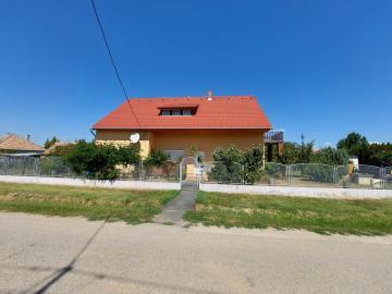 ruhiges Ferienhaus für 6 Personen mit grossen Pool 1200 m zum Balaton