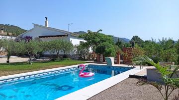 Bonita casa con barbacoa piscina y gran jardín