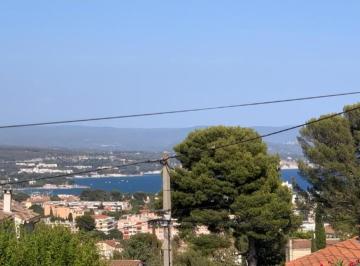 Rez de villa avec place de parking et vue mer.