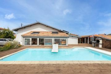 Grande villa avec piscine chauffée