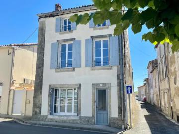 Town house Aulnay, walk to bars/restaurants