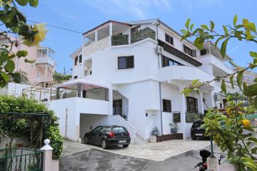 Apartments with a parking space Mastrinka, Ciovo - 4324
