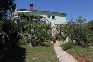 Apartments with a parking space Pula - 7649