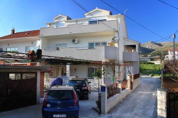 Apartments with a parking space Trogir - 9455