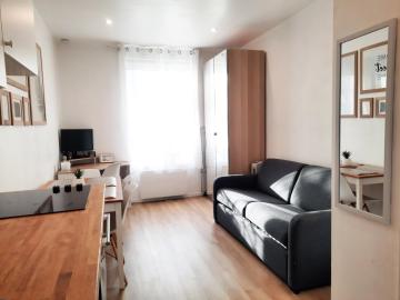 Studio lumineux propre et chaleureux