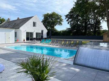 Gîtes de groupe (18/20 pers) avec piscine chauffée
