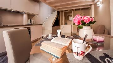 ALTIDO Sophisticated 2 BR loft for 4 with Spacious terrace