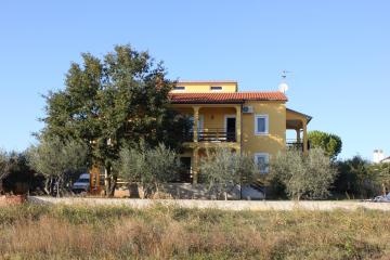 Apartments with a parking space Novigrad - 7142