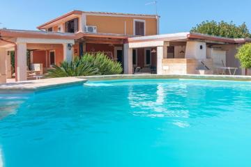 Villa con piscina al mare