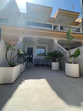 BONITO ADOSADO CON PISCINA A 200 M DE LA PLAYA