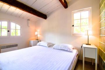 Overlooking the Alpilles and secured by a roller shutter