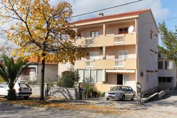 Apartments with a parking space Zadar - 15945