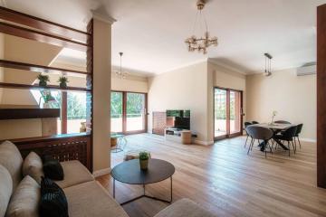 ALTIDO Villa with Pool & Lake View