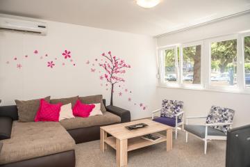 Sunny & Spacious, 2BD suite with free parking