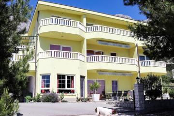 Apartments with a parking space Makarska - 19009