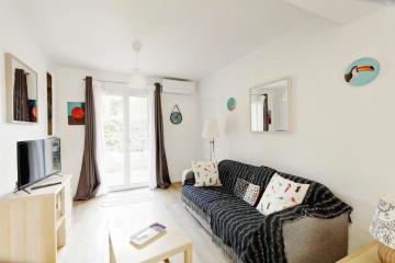 Grand studio climatisé avec terrasse, plage 10 Mn