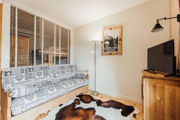 Apartment with balcony and swimming pool in summer Alpenrose residence