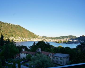 The Blue - lake / city view modern apt near villa Olmo