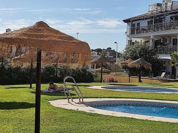 Precioso apartamento con piscina y patio exterior.