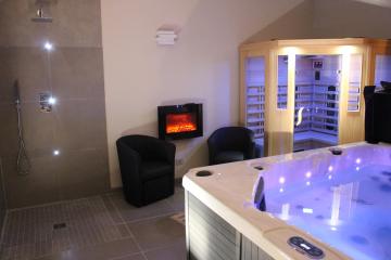 Maison avec piscine, jacuzzi et sauna privatifs.