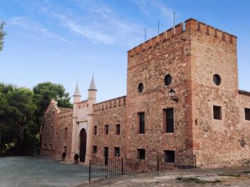 Masía de San Juan, casa rural renovada en Castillo con piscina, Aire Acondicionado y terraza privada