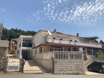 Apartments Jelsa (4440)