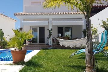 bonita casa con jardín y piscina privada