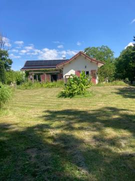 Groot huis met tuin op het platteland