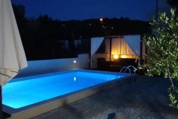 Luxe apartment with private pool near sea