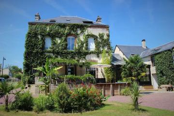 Grande maison de maître avec piscine,parc,rivière