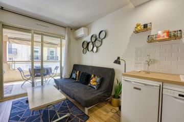Central Location - 2-bed Cannes Apt
