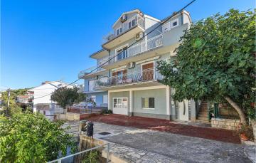 Amazing apartment in Mastrinka with WiFi
