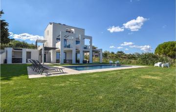 Beautiful home in Trappeto with 5 Bedrooms, WiFi and Outdoor swimming pool