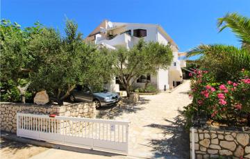 Beautiful apartment in Mandre - Kolan with 2 Bedrooms