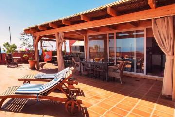 Precioso ático con gran terraza y vistas al mar.