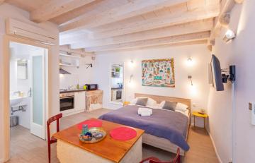 Rafael Rooms & Apartments Old Town by DuHomes