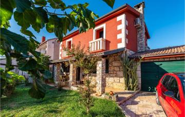Stunning home in Posedarje with Jacuzzi, 4 Bedrooms and WiFi