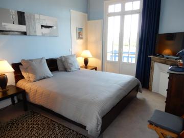 Chambre grand lit double avec balnéo et beau balcon, vue panoramique, 300 mètres plage Mers les Bains Le Treport