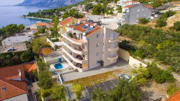 Family friendly apartments with a swimming pool Brela, Makarska - 20066
