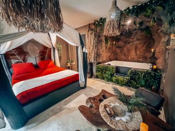 LA GROTTE Chambre jacuzzi charme romantique terrasse privée 300m plage et restaurants La Croix Valmer - Golfe Saint Tropez