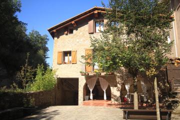 Casa con jardín y cascada natural