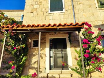 Cosy stone house with sea view