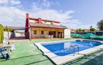 Amazing home in La Carlota with WiFi, 2 Bedrooms and Outdoor swimming pool