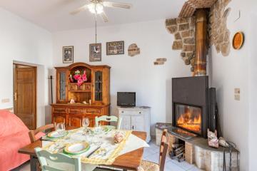 Tiny Green Home with Jacuzzi, Parking and Barbecue