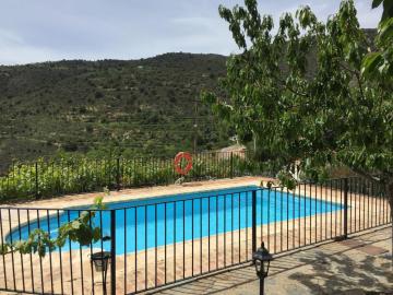 Inviting holiday home in Laroya with shared pool